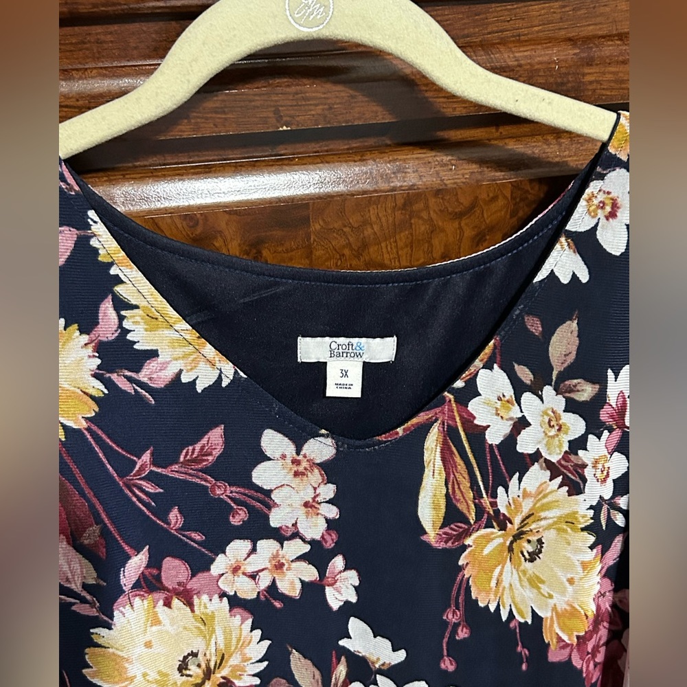 Croft & Barrow 3X Navy / Flower blouse
Excellent condition.
